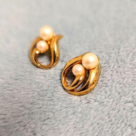 Vintage AVON Gold and Faux Pearl Pierced Earrings - Picture 2 of 7